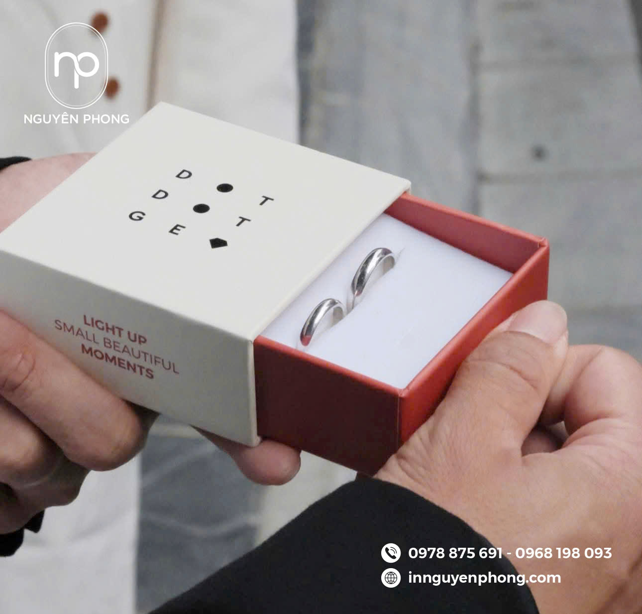 Hộp quà dạng rút ấn tượng, với cơ chế thông minh, tiện lợi